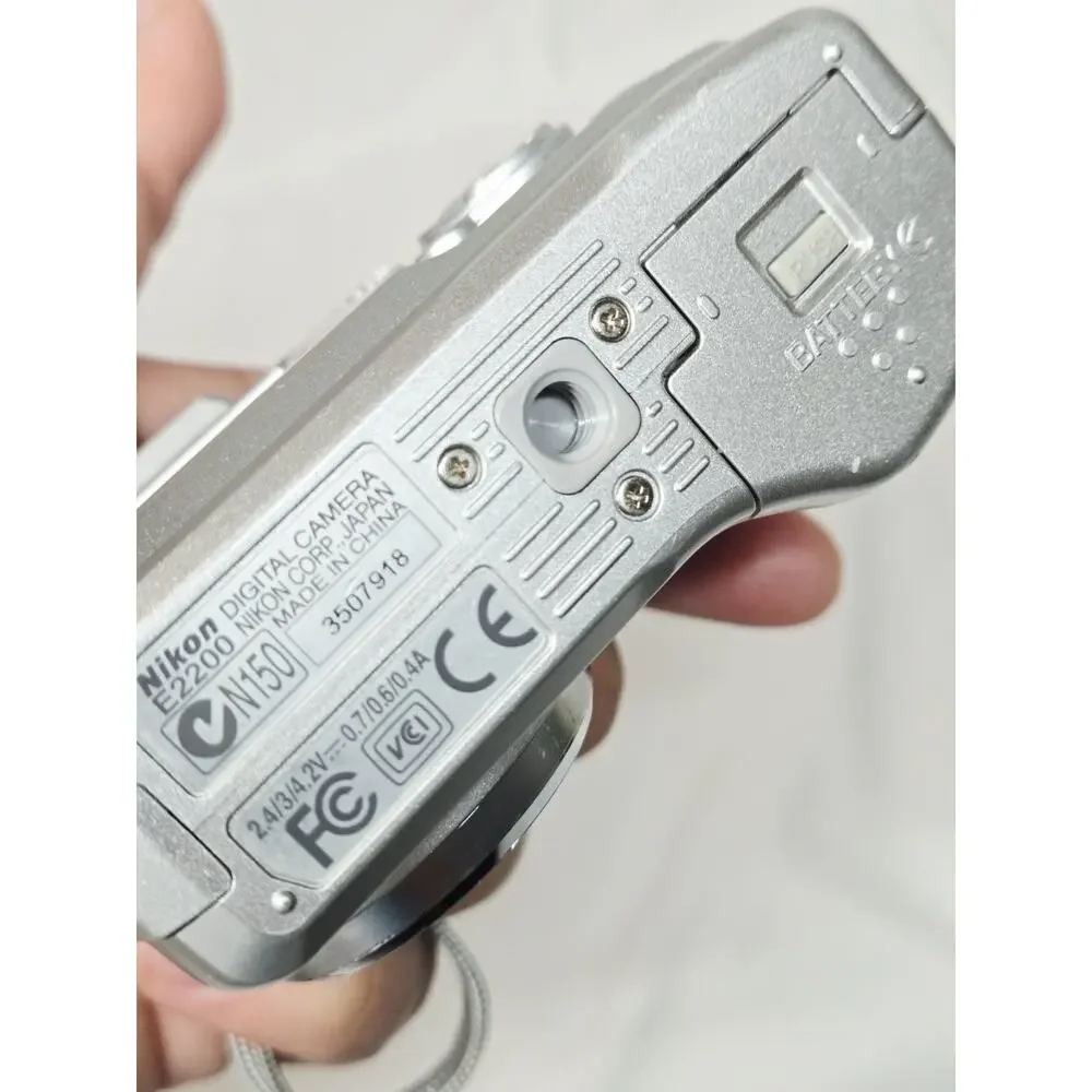Nikon CoolPix E2200 3.2MP Compact Digital Camera Zoom Silver Works! Retro Vtg